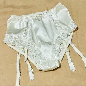 Vintage Victoria's Secret : Cream Silk Lace Panty with detachable garters.